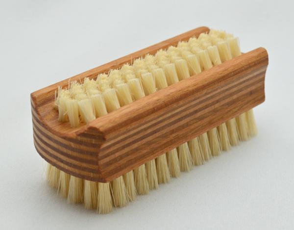 Handwaschbürste Schichtholz mit Griffmulden. 6 und 4 Reihen helle Naturborsten. Bürstenfabrik Keller seit 1869. Handwaschbürste Schichtholz mit Griffmulden. 6 und 4 Reihen helle Naturborsten. Bürstenfabrik Keller seit 1869.